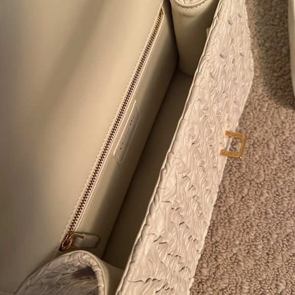 Like new Dior 30 montaigne white with gold hardware - Picture 7 of 8